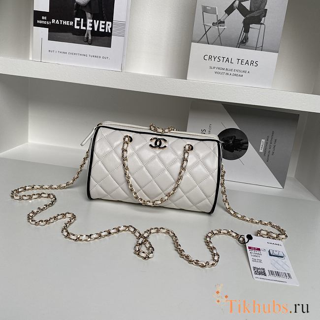 Chanel 25P Clutch With Chain White & Black 18.5x11.5x11cm - 1