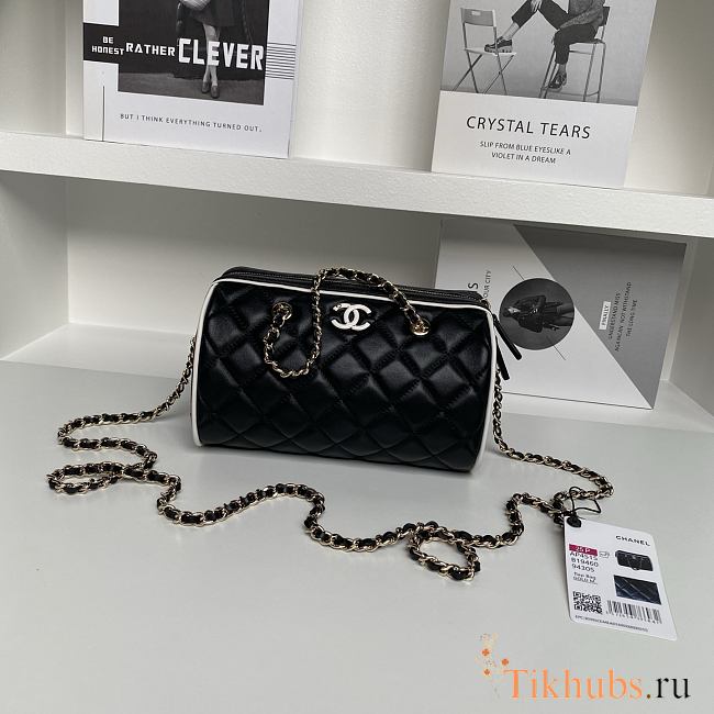 Chanel 25P Clutch With Chain Black White 18.5x11.5x11cm - 1