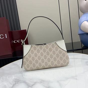 Gucci GG Emblem Super Mini Shoulder Bag White 23x13x2cm