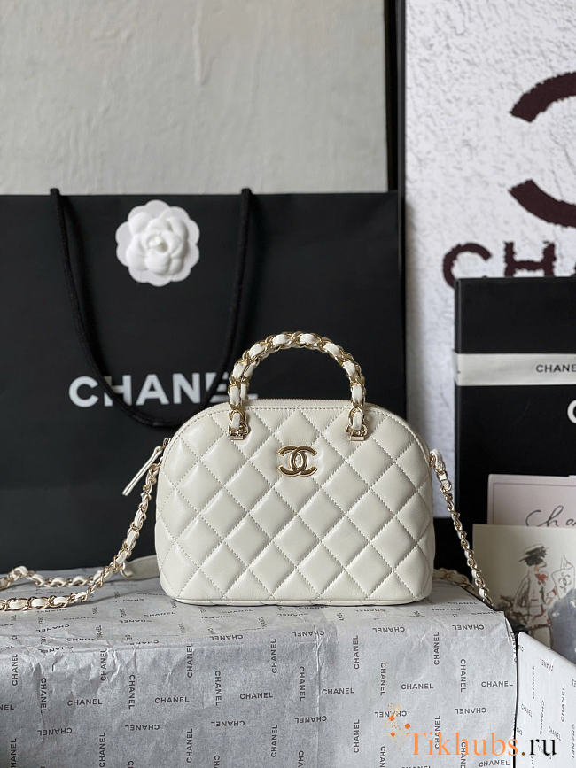 Chanel Clutch Strap White Lambskin Gold 20x15x6cm - 1