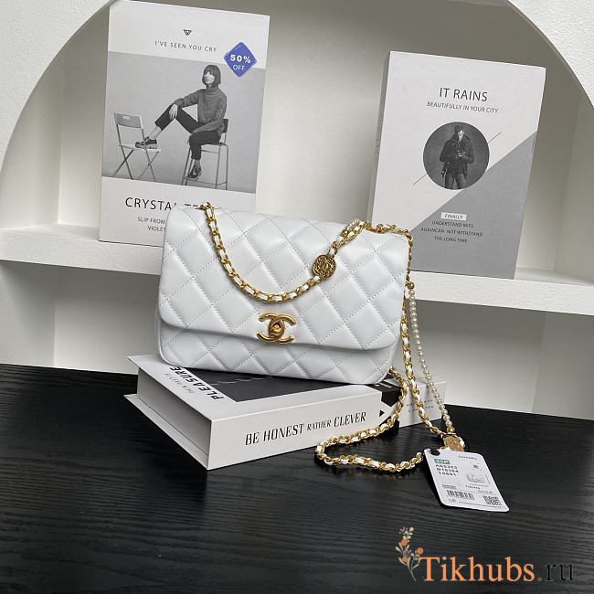 Chanel Folding Bag White Lambskin 22x15x5.5cm - 1