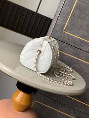 Chanel 25P Clutch With Chain White Caviar 18.5x11.5x11cm - 2