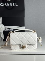 Chanel 25C Flap Bag White Lambskin Gold 18x5x13cm - 1