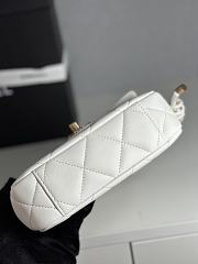 Chanel 25C Flap Bag White Lambskin Gold 18x5x13cm - 4