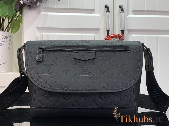 Louis Vuitton LV Pulse Messenger 26.6x17x11cm - 1