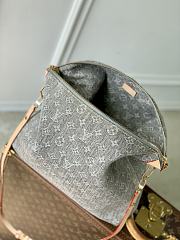 Louis Vuitton LV Coussin Hobo MM Washed Gray 38x33x10cm - 5