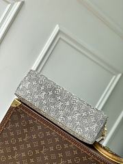 Louis Vuitton LV Coussin Hobo MM Washed Gray 38x33x10cm - 3