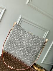 Louis Vuitton LV Coussin Hobo MM Washed Gray 38x33x10cm - 2