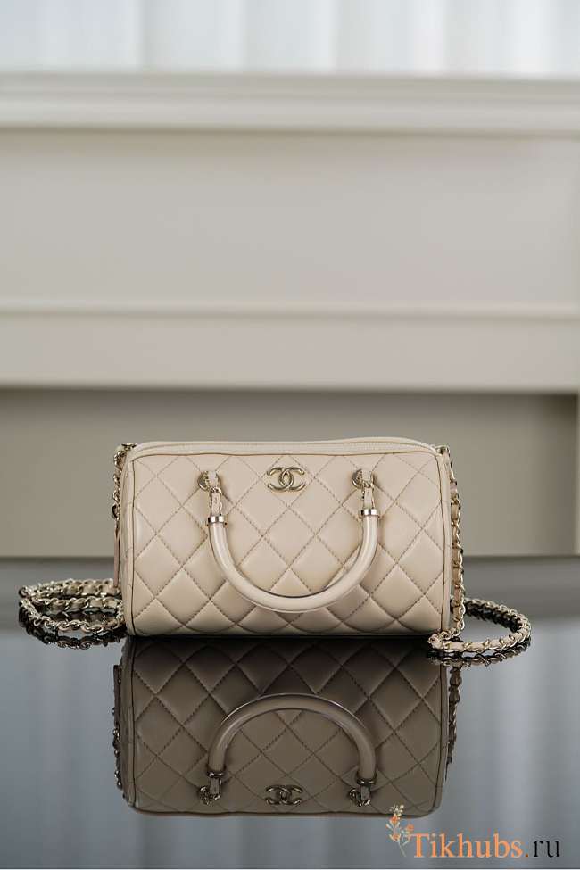 Chanel Clutch With Chain Beige Lambskin 18.5x11x11.4cm - 1