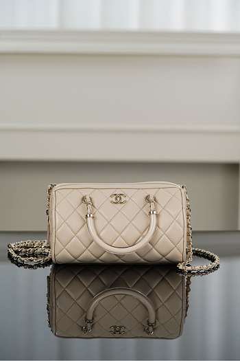 Chanel Clutch With Chain Beige Lambskin 18.5x11x11.4cm