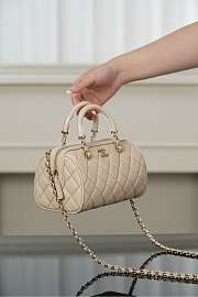 Chanel Clutch With Chain Beige Lambskin 18.5x11x11.4cm - 5