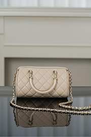 Chanel Clutch With Chain Beige Lambskin 18.5x11x11.4cm - 3