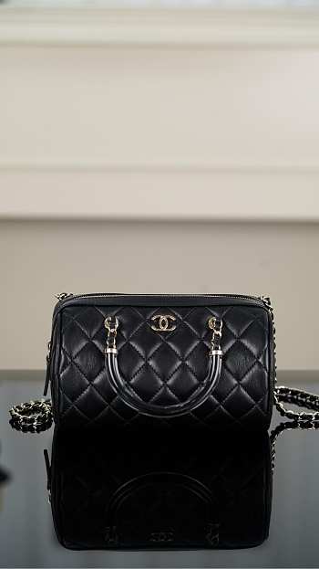 Chanel Clutch With Chain Black Lambskin 18.5x11x11.4cm