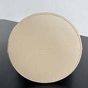 Bottega Veneta Medium Liberta Bucket Beige 30x18x18cm - 4