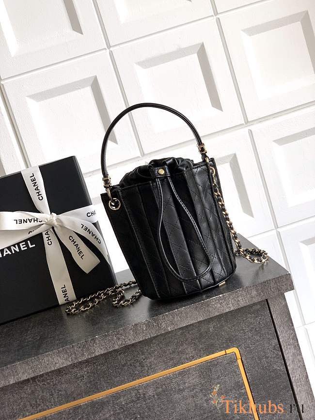 Chanel Small Bucket Bag Lambskin Black 18x16.5x16.5cm - 1