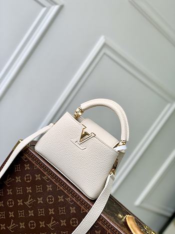 Louis Vuitton LV Capucines Mini White Bag 21x13.6x8cm