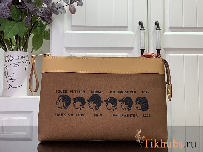 Louis Vuitton LV Pharrell x Nigo Clutch Brown 30x22x5cm - 1
