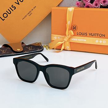 Louis Vuitton LV Essential Square Sunglasses
