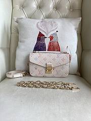 Louis Vuitton LV Pochette Métis East West Cream 21.5x13.5x6cm - 1
