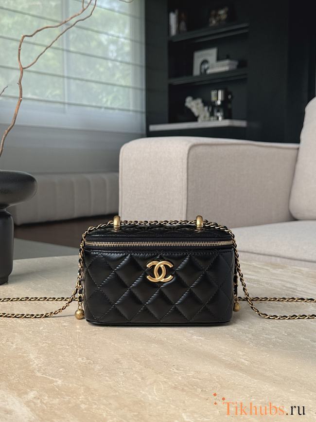 Chanel Vanity Case Black Lambskin Gold 17x9.5x8cm - 1