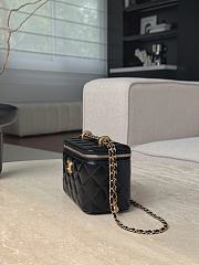 Chanel Vanity Case Black Lambskin Gold 17x9.5x8cm - 5