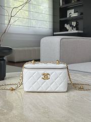 Chanel Vanity Case White Lambskin Gold 17x9.5x8cm - 1
