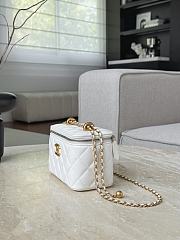 Chanel Vanity Case White Lambskin Gold 17x9.5x8cm - 6