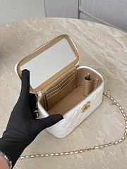 Chanel Vanity Case White Lambskin Gold 17x9.5x8cm - 4