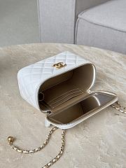 Chanel Vanity Case White Lambskin Gold 17x9.5x8cm - 3