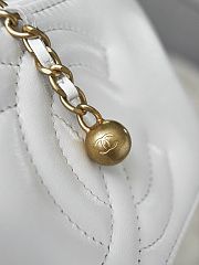 Chanel Vanity Case White Lambskin Gold 17x9.5x8cm - 2