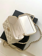 Chanel Vanity Case White Lambskin 17cm - 4