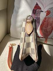 Louis Vuitton LV Pochette Liv White 24x13x6cm - 3
