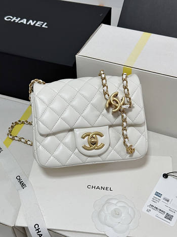 Chanel 25B Flap Bag White Lambskin Gold 18x13.5x7cm