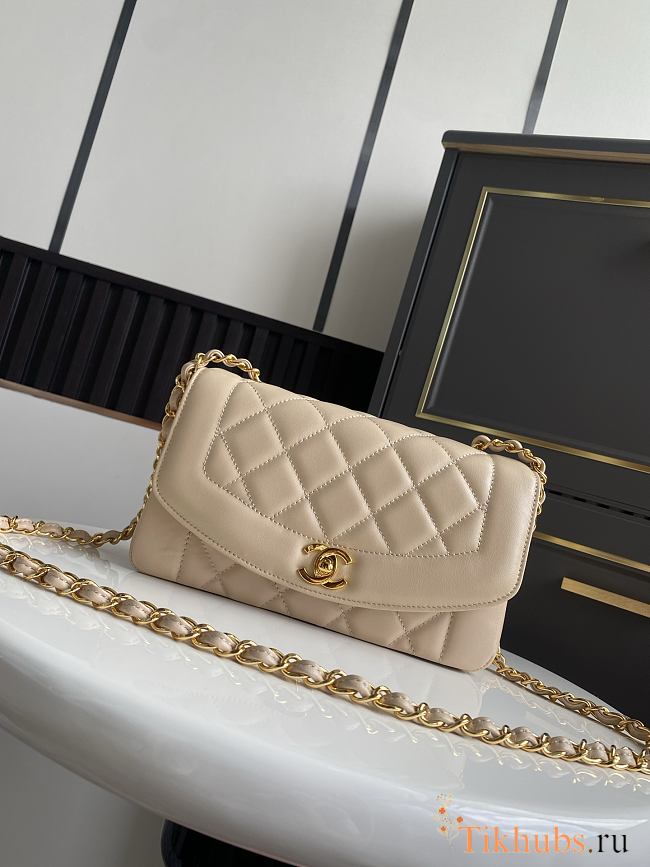 Chanel Diana bag in beige lambskin beige 22.5×14×7cm - 1