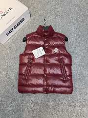 Moncler Enfant padded logo-patch detail gilet in burgundy - 1