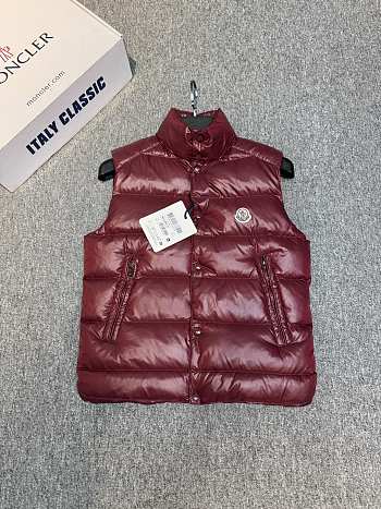 Moncler Enfant padded logo-patch detail gilet in burgundy