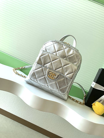 Chanel CC Turn-lock backpack in silver-tone leather 22x22.5x8.5 cm