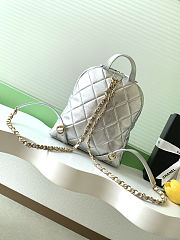 Chanel CC Turn-lock backpack in silver-tone leather 22x22.5x8.5 cm - 5