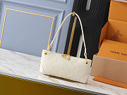 Louis Vuitton Coussin PM bag in white 25x13x5 cm - 1