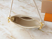 Louis Vuitton Coussin PM bag in white 25x13x5 cm - 5
