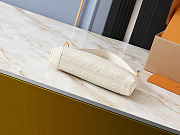Louis Vuitton Coussin PM bag in white 25x13x5 cm - 3