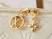 Louis Vuitton Coussin PM bag in white 25x13x5 cm - 2