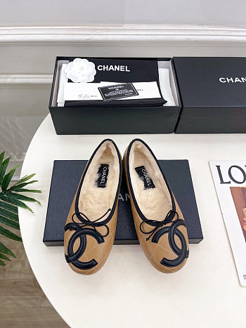 Chanel ballet flats with a black CC logo and bow 