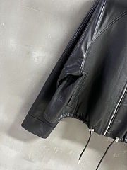 Loewe black leather bomber jacket with a drawstring hem - 2