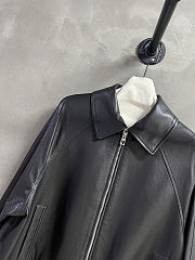 Loewe black leather bomber jacket with a drawstring hem - 4