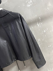 Loewe black leather bomber jacket with a drawstring hem - 5