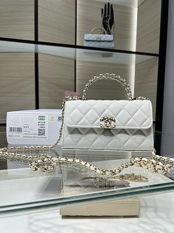 Chanel 25S Top Handle Kelly Clutch in white lambskin and gold-tone hardware 18x10x4.5cm