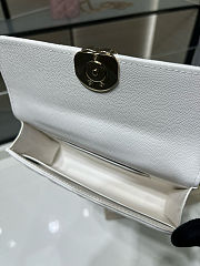 Chanel 25S Top Handle Kelly Clutch in white lambskin and gold-tone hardware 18x10x4.5cm - 5
