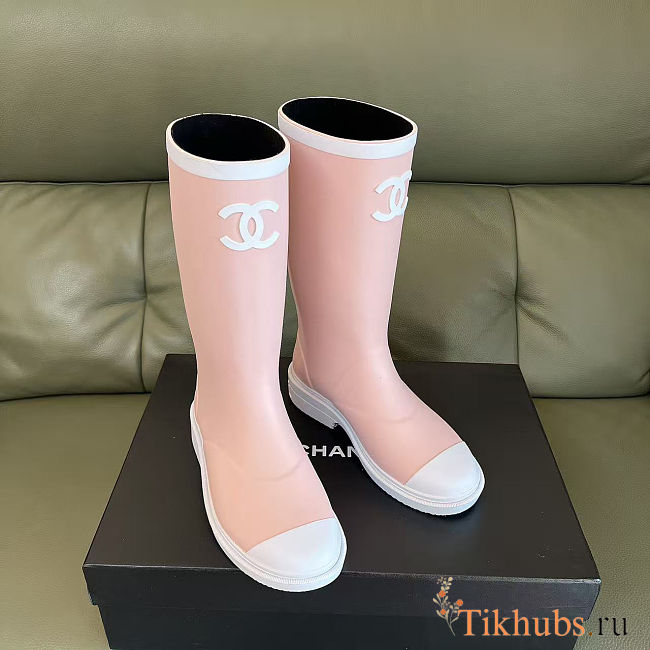 Chanel rubber rain boots in a light pink - 1