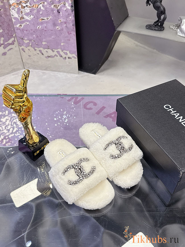 Chanel terry cloth or shearling-style slidesn in white - 1
